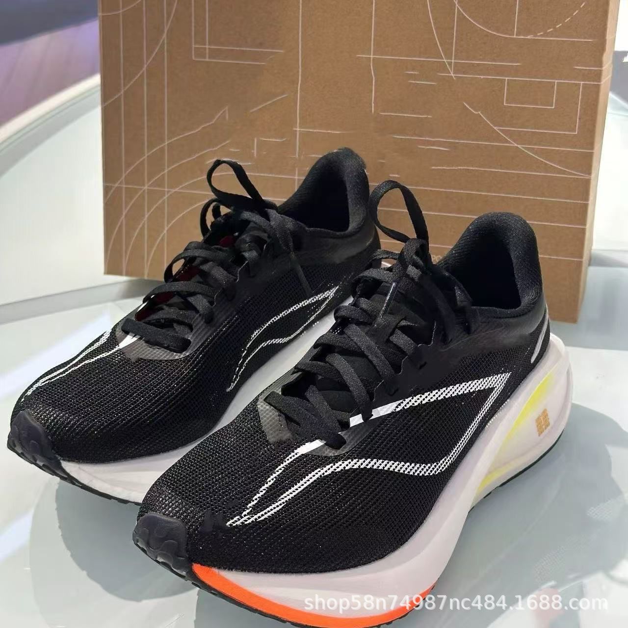 Nieuwe ultralichte sportschoen - Sneaker Career recensie en prijs